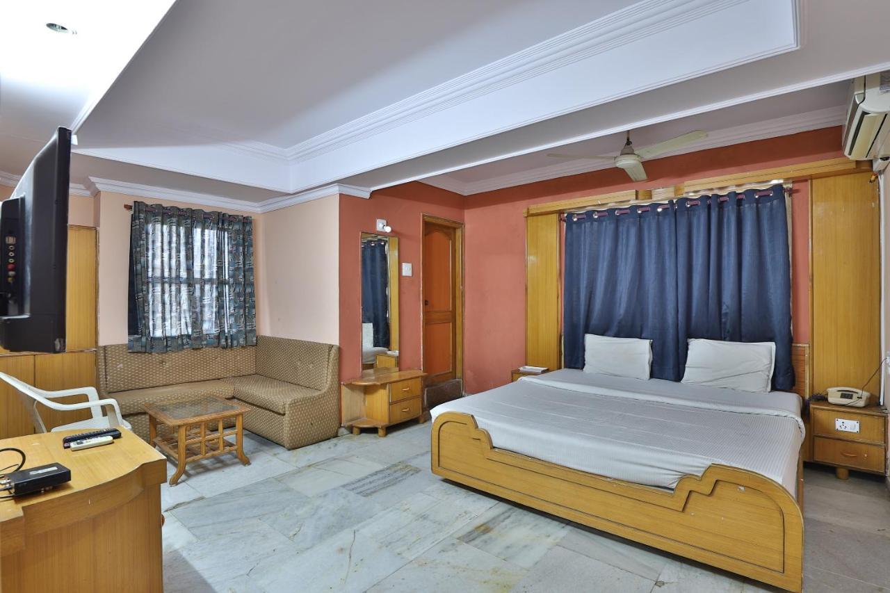 Ānand Spot On Hotel Decent מראה חיצוני תמונה