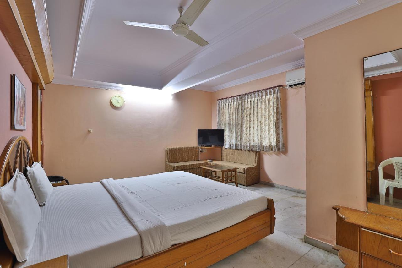 Ānand Spot On Hotel Decent מראה חיצוני תמונה