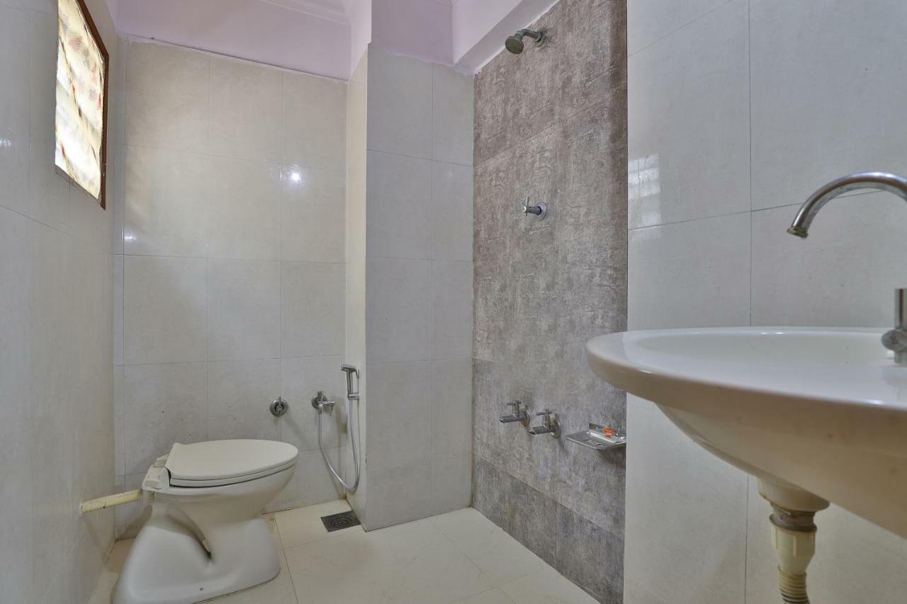 Ānand Spot On Hotel Decent מראה חיצוני תמונה