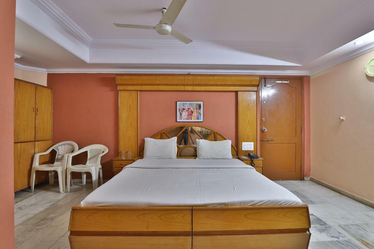 Ānand Spot On Hotel Decent מראה חיצוני תמונה
